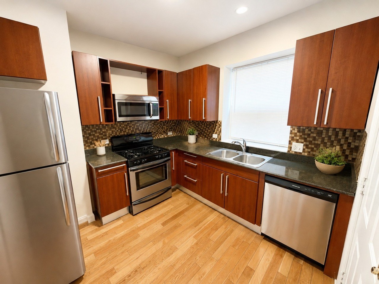 3105 W Argyle St #1 - Photo 6 of 25