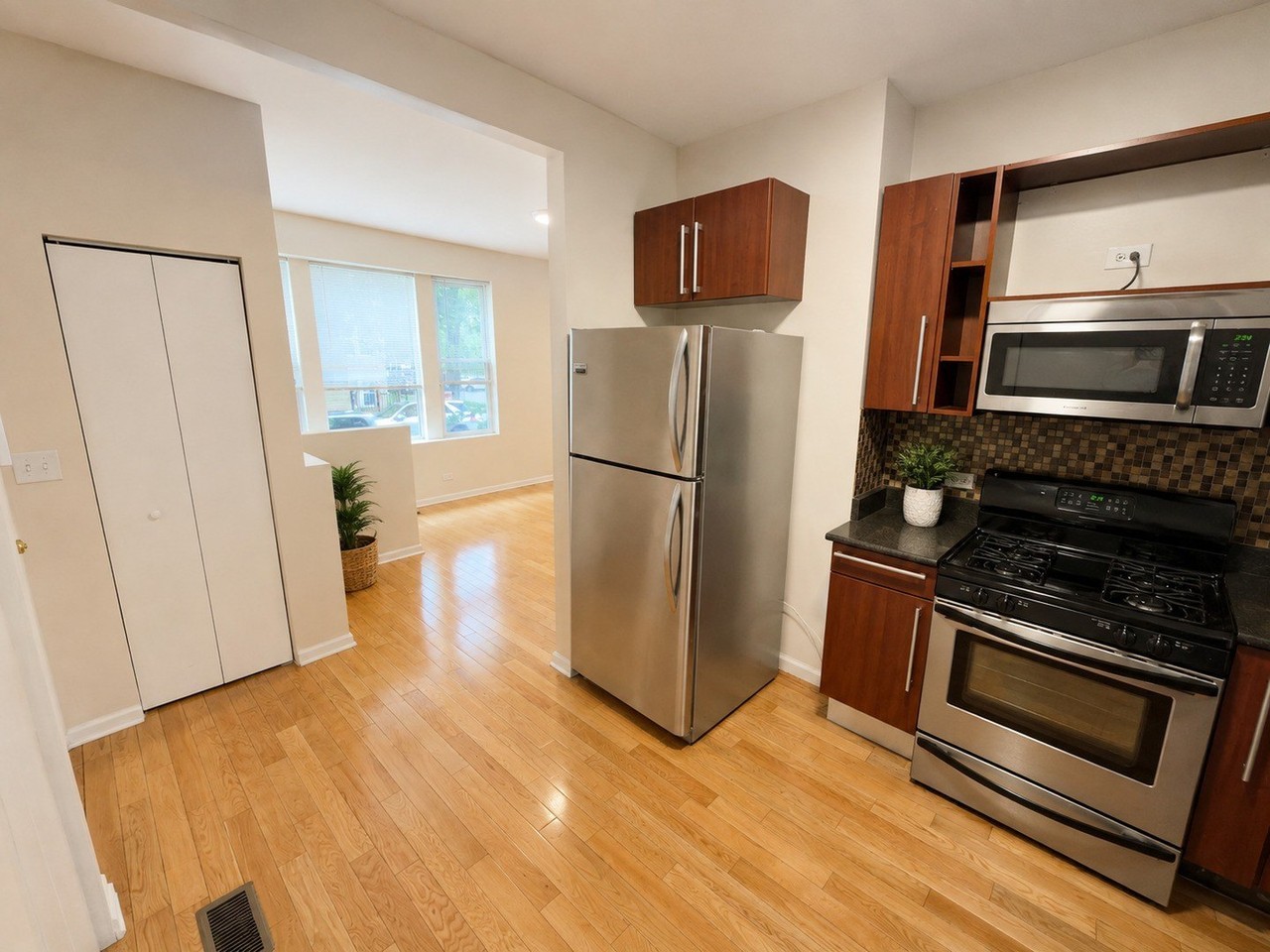3105 W Argyle St #1 - Photo 7 of 25