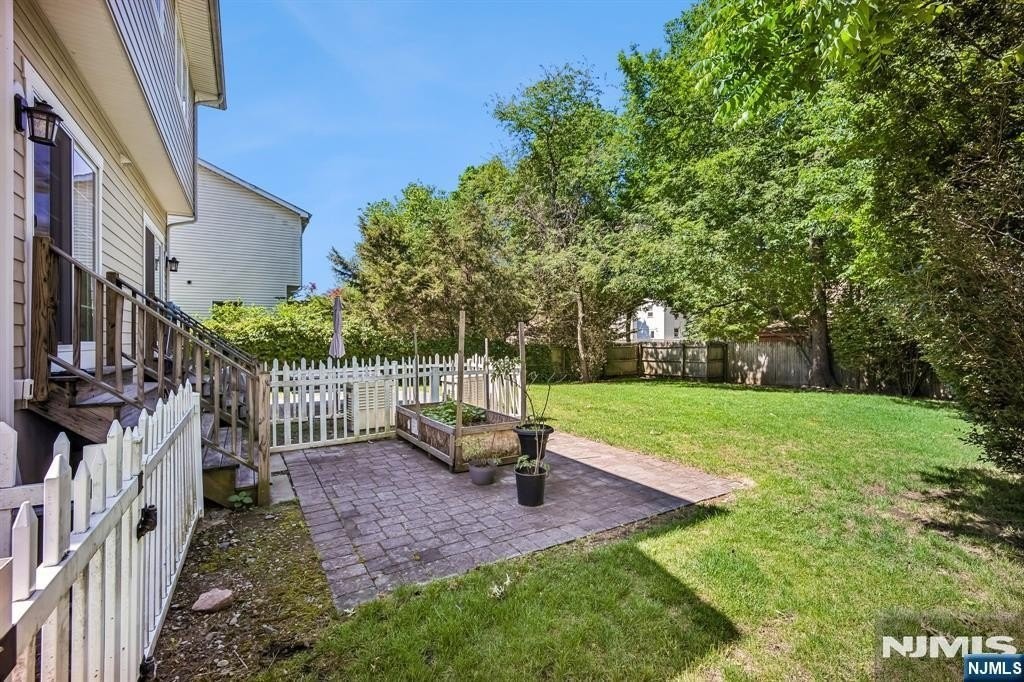 39 Grove St #B - Photo 3 of 16
