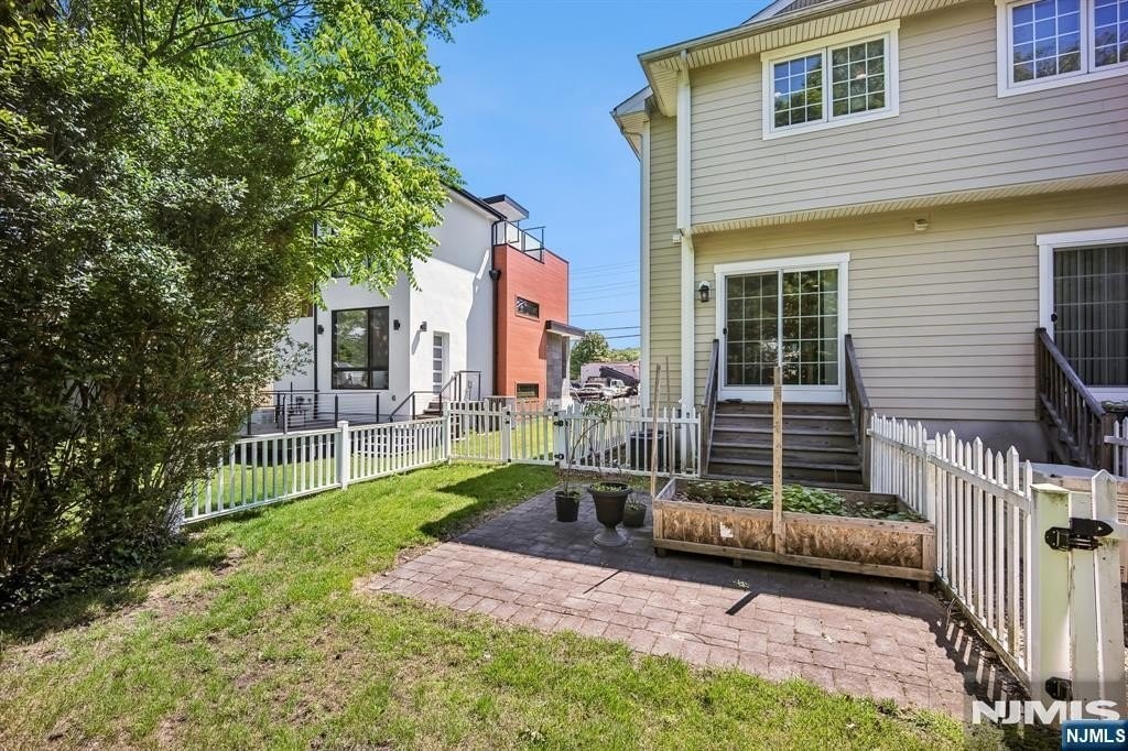 39 Grove St #B - Photo 4 of 16