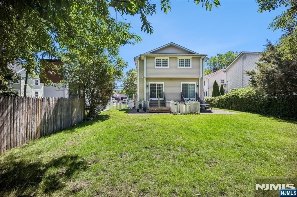 39 Grove St #B - Photo 5 of 16