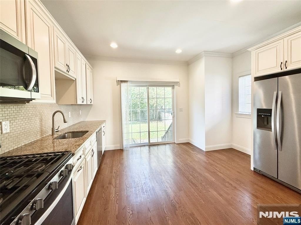 39 Grove St #B - Photo 7 of 16