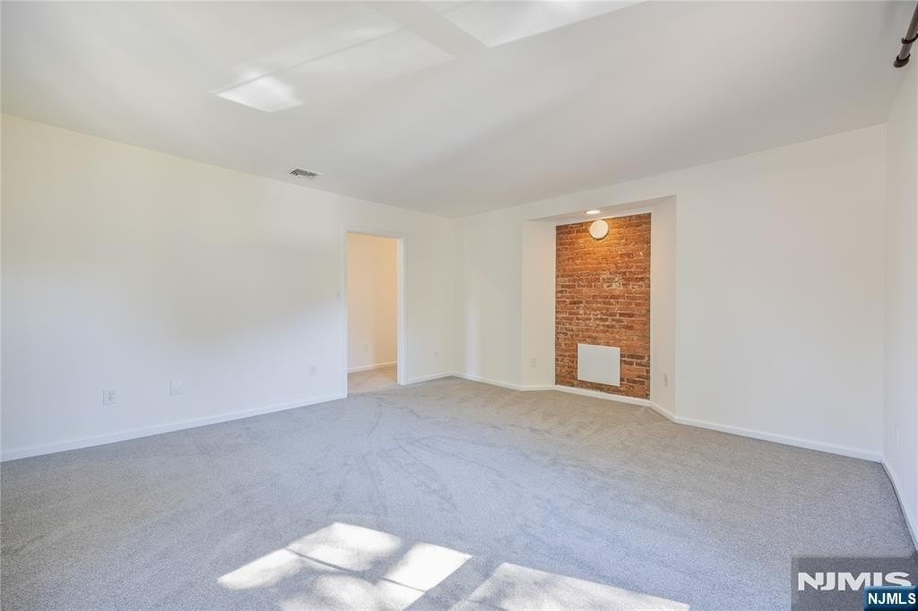 380 Livingston St - Photo 4 of 16