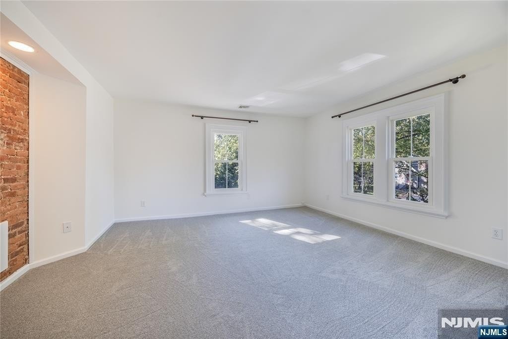 380 Livingston St - Photo 5 of 16