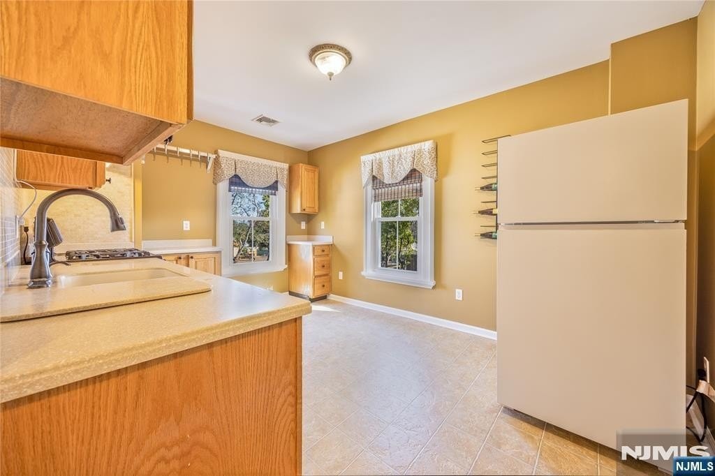 380 Livingston St - Photo 6 of 16
