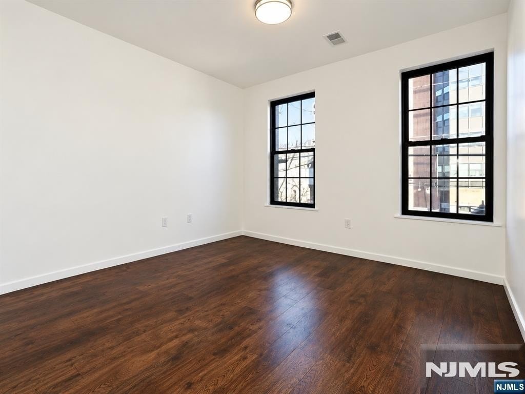 523 22nd St #2 - Photo 6 of 9