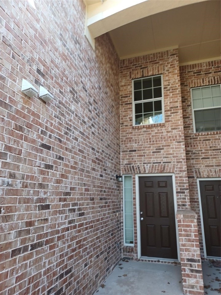 10119 Wake Bridge Dr - Photo 2 of 24