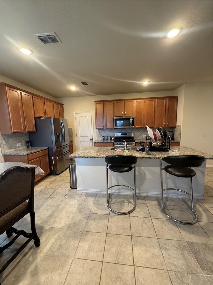 231 Hadley Ln - Photo 4 of 40