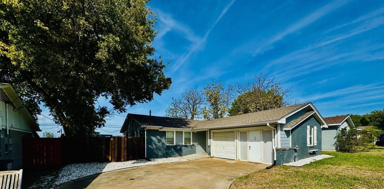 1002 Mardi Gras Ln - Photo 2 of 33
