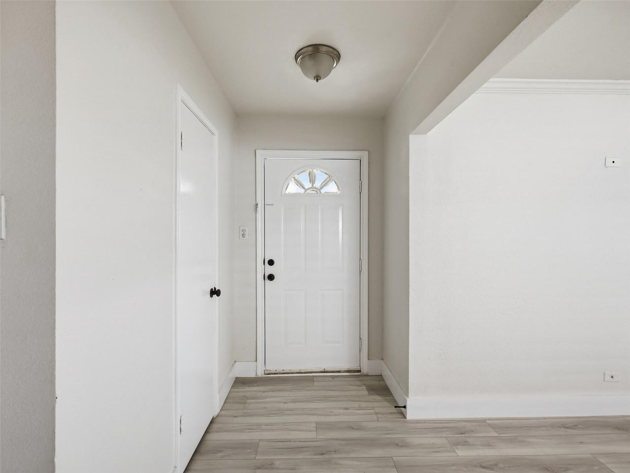 1002 Mardi Gras Ln - Photo 4 of 33