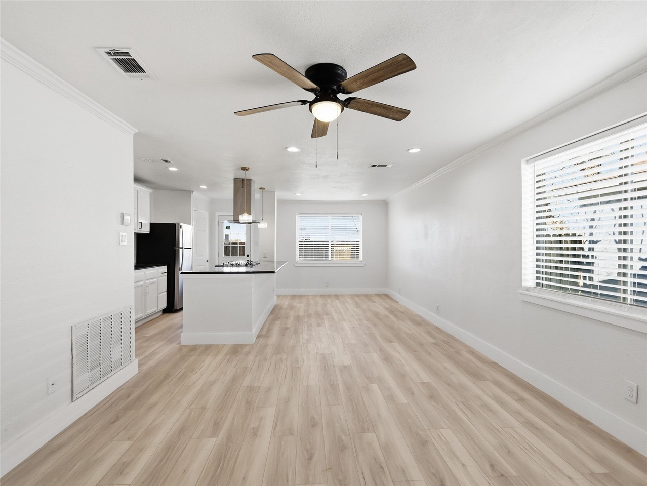 1002 Mardi Gras Ln - Photo 5 of 33