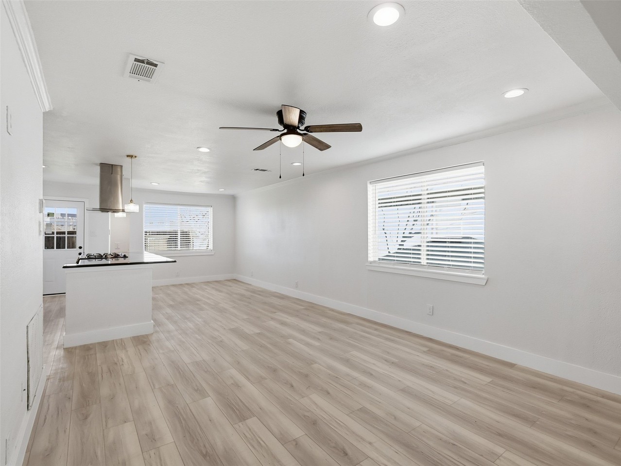 1002 Mardi Gras Ln - Photo 6 of 33