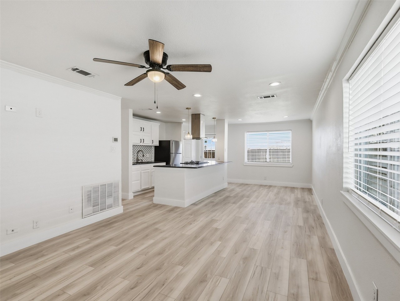 1002 Mardi Gras Ln - Photo 7 of 33