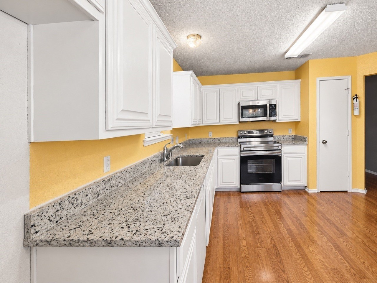8404 Bowspirit Ln - Photo 5 of 31
