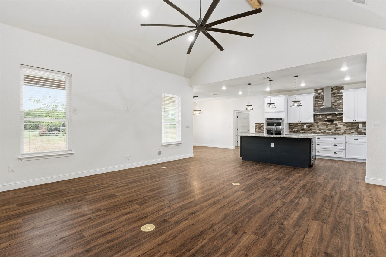 1754 Riverview Dr - Photo 3 of 40