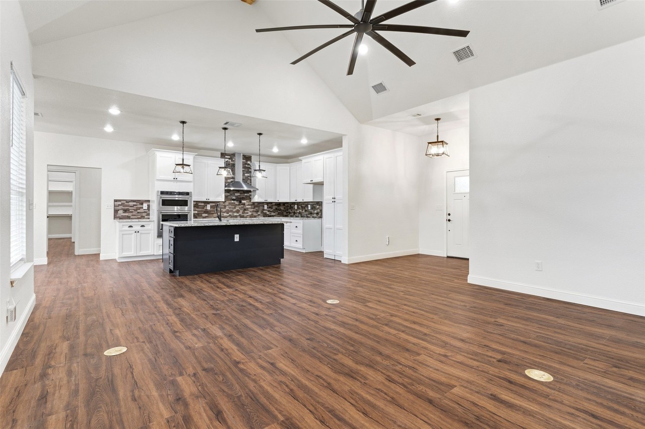 1754 Riverview Dr - Photo 4 of 40