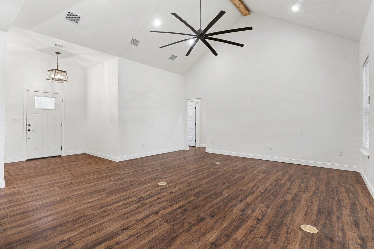 1754 Riverview Dr - Photo 5 of 40