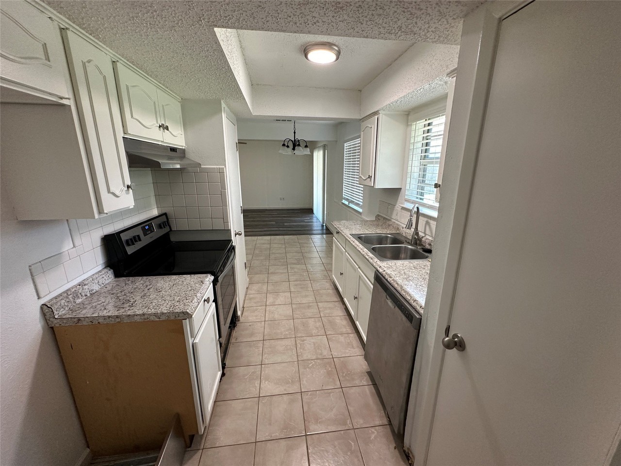 410 E Timberview Ln - Photo 4 of 12