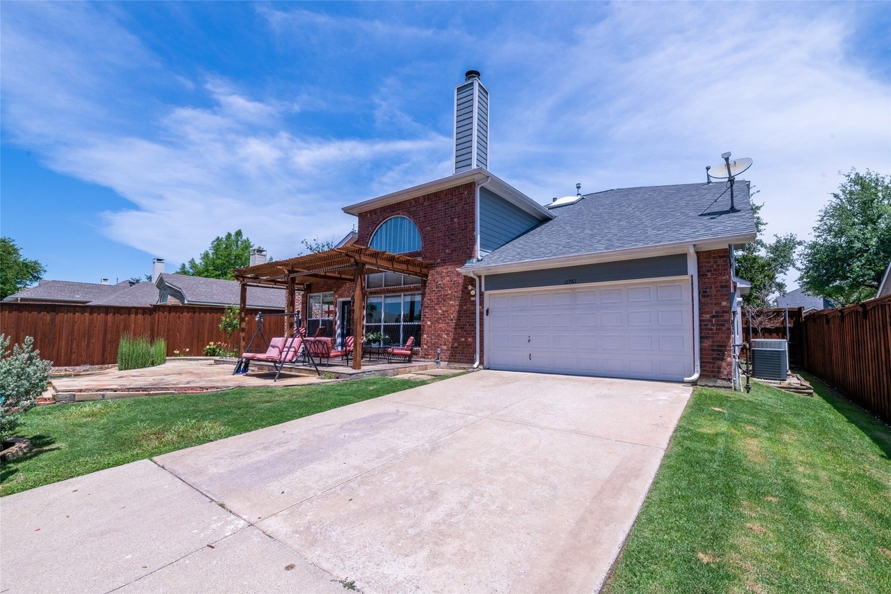 11761 Waterford Ln - Photo 4 of 16