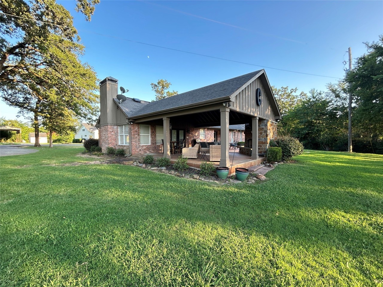 1079 Country Club Rd - Photo 4 of 40