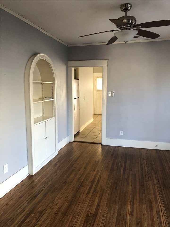 1266 Peach St - Photo 3 of 12