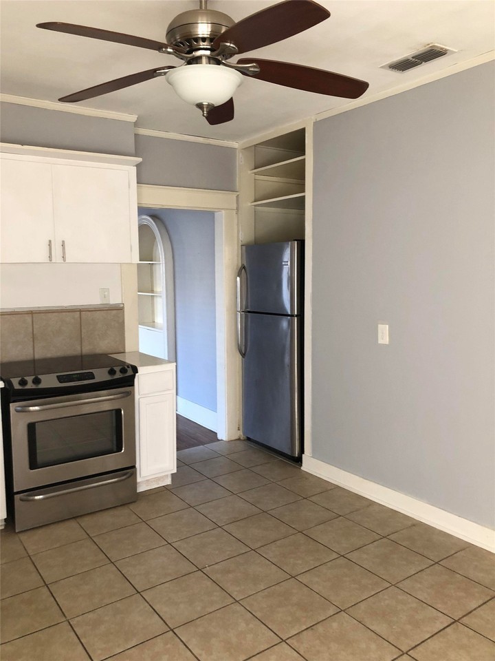 1266 Peach St - Photo 6 of 12