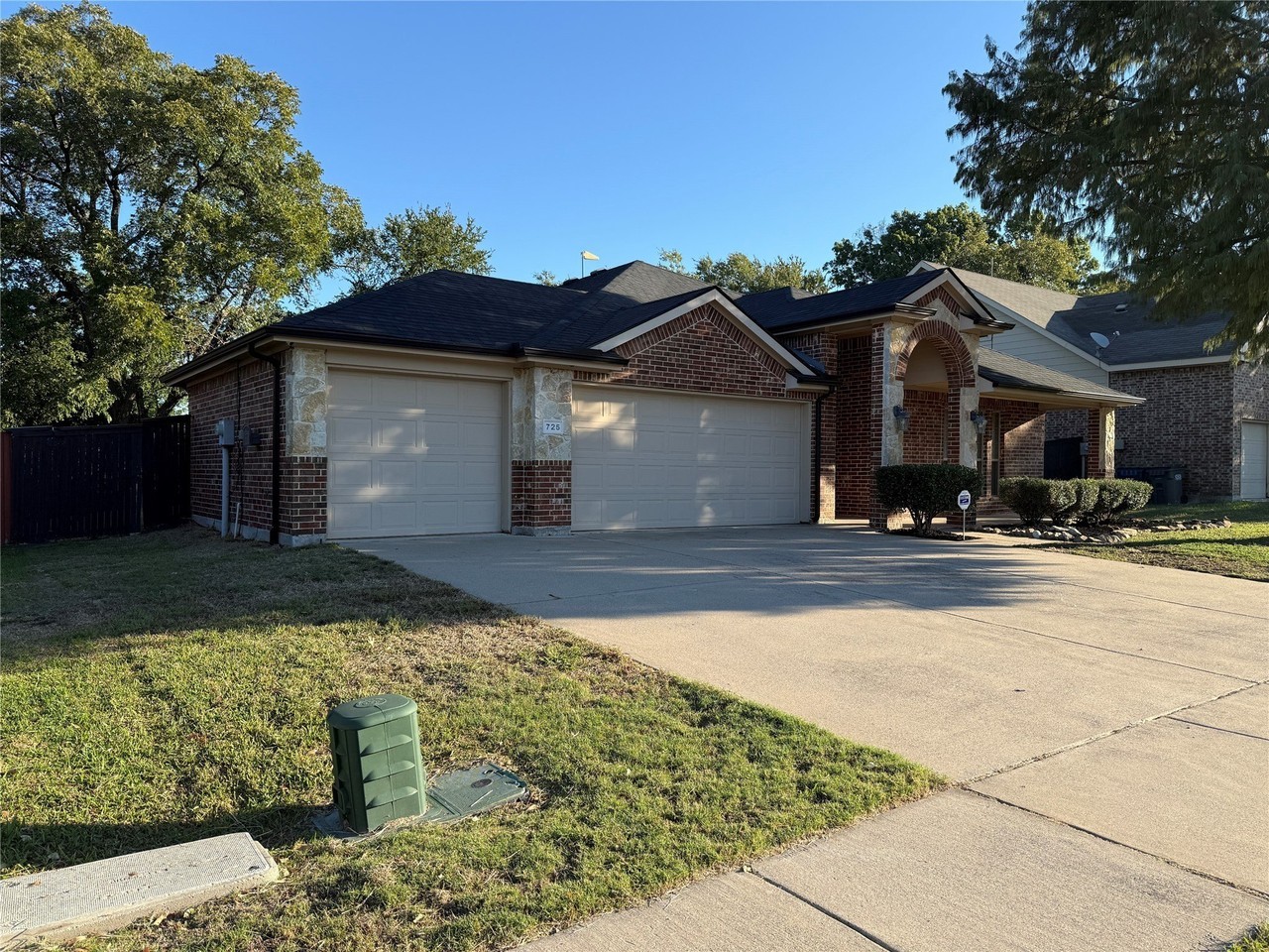 725 Fannin Dr - Photo 2 of 25
