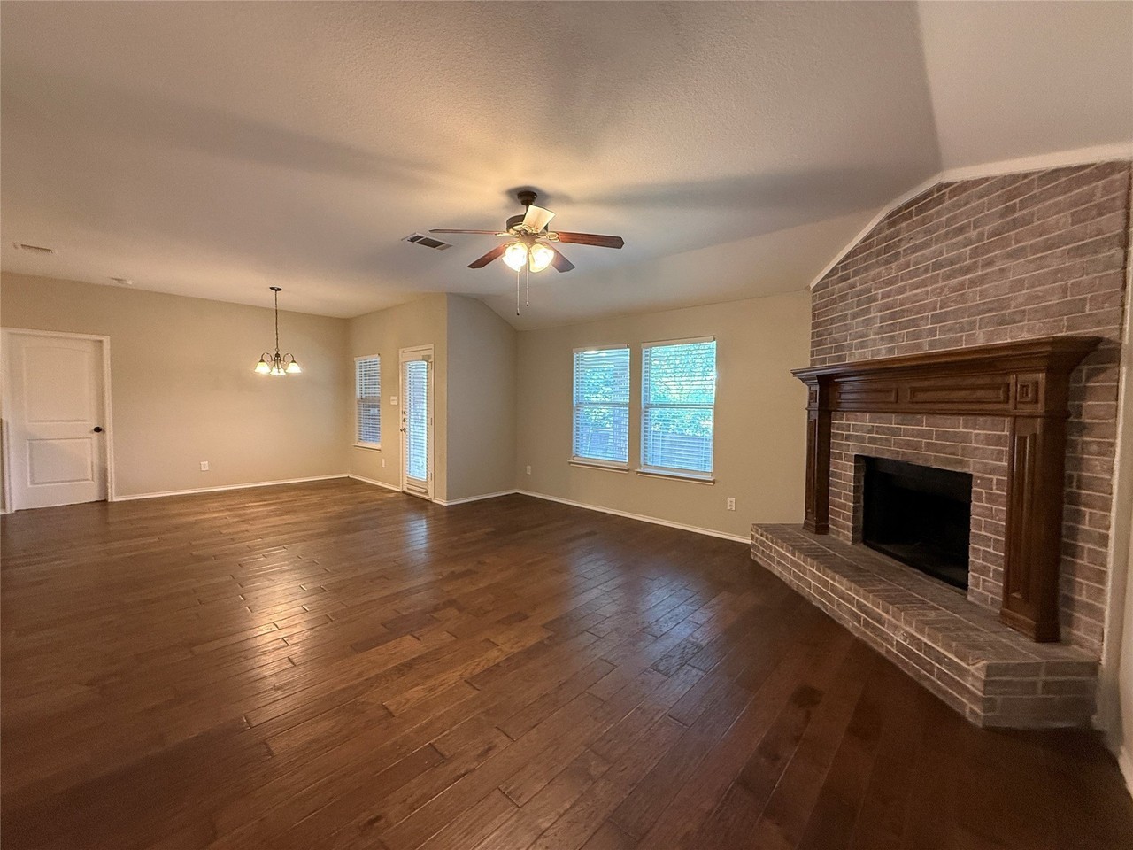 725 Fannin Dr - Photo 3 of 25