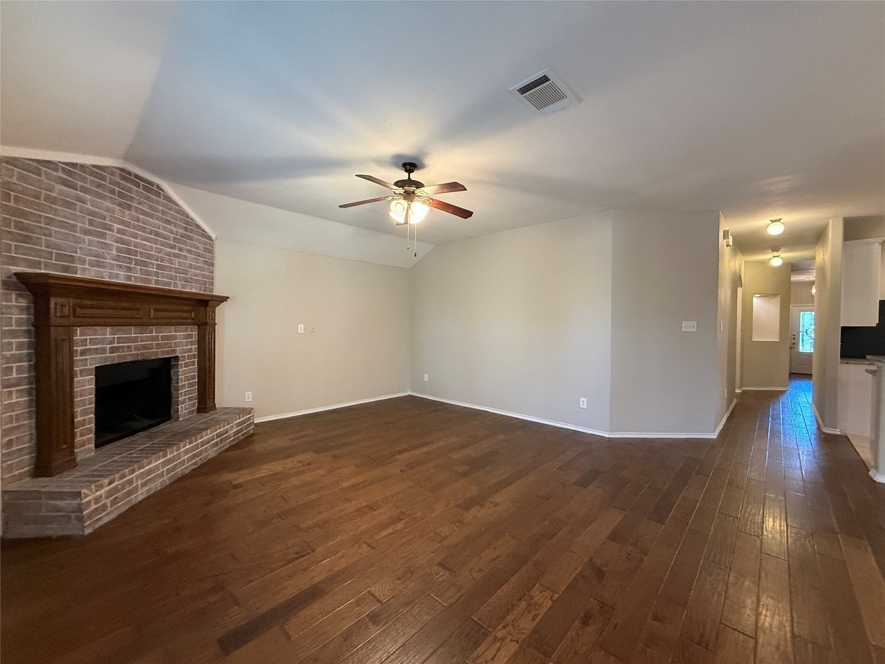 725 Fannin Dr - Photo 4 of 25
