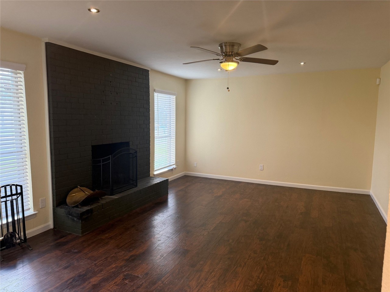 1361 Oakbluff Dr - Photo 2 of 12