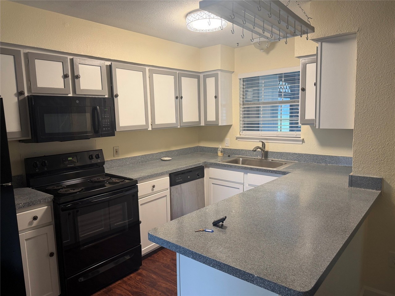 1361 Oakbluff Dr - Photo 3 of 12