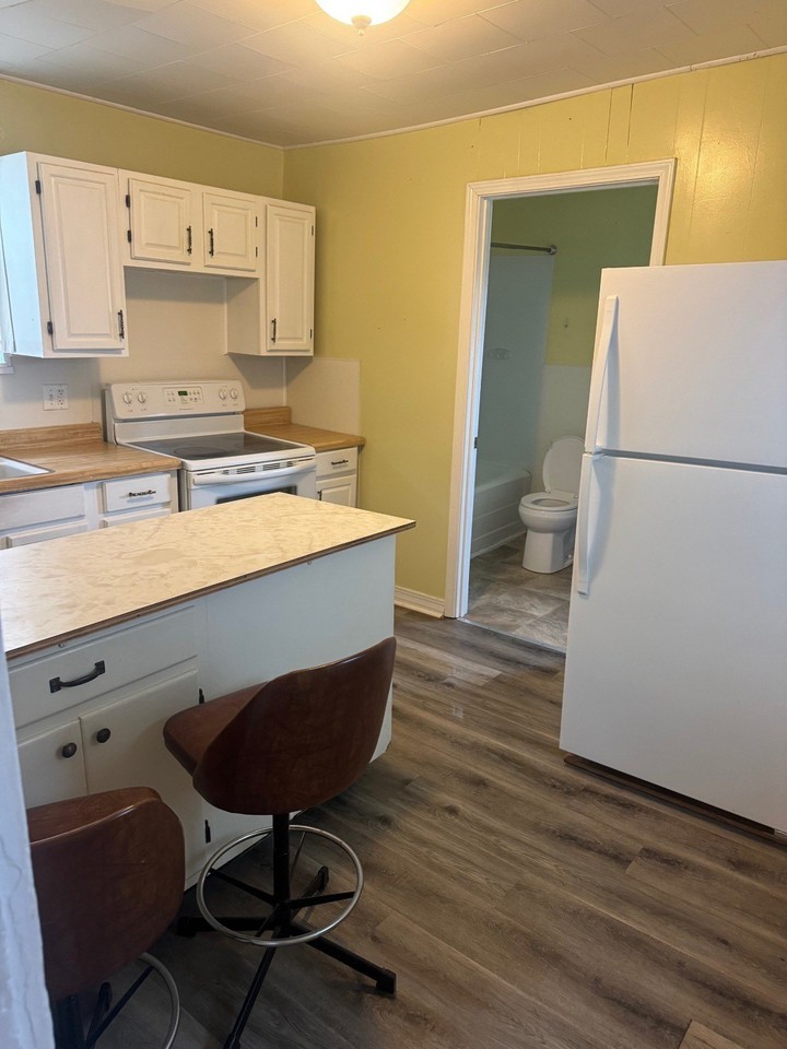 844 13th St - Photo 4 of 5