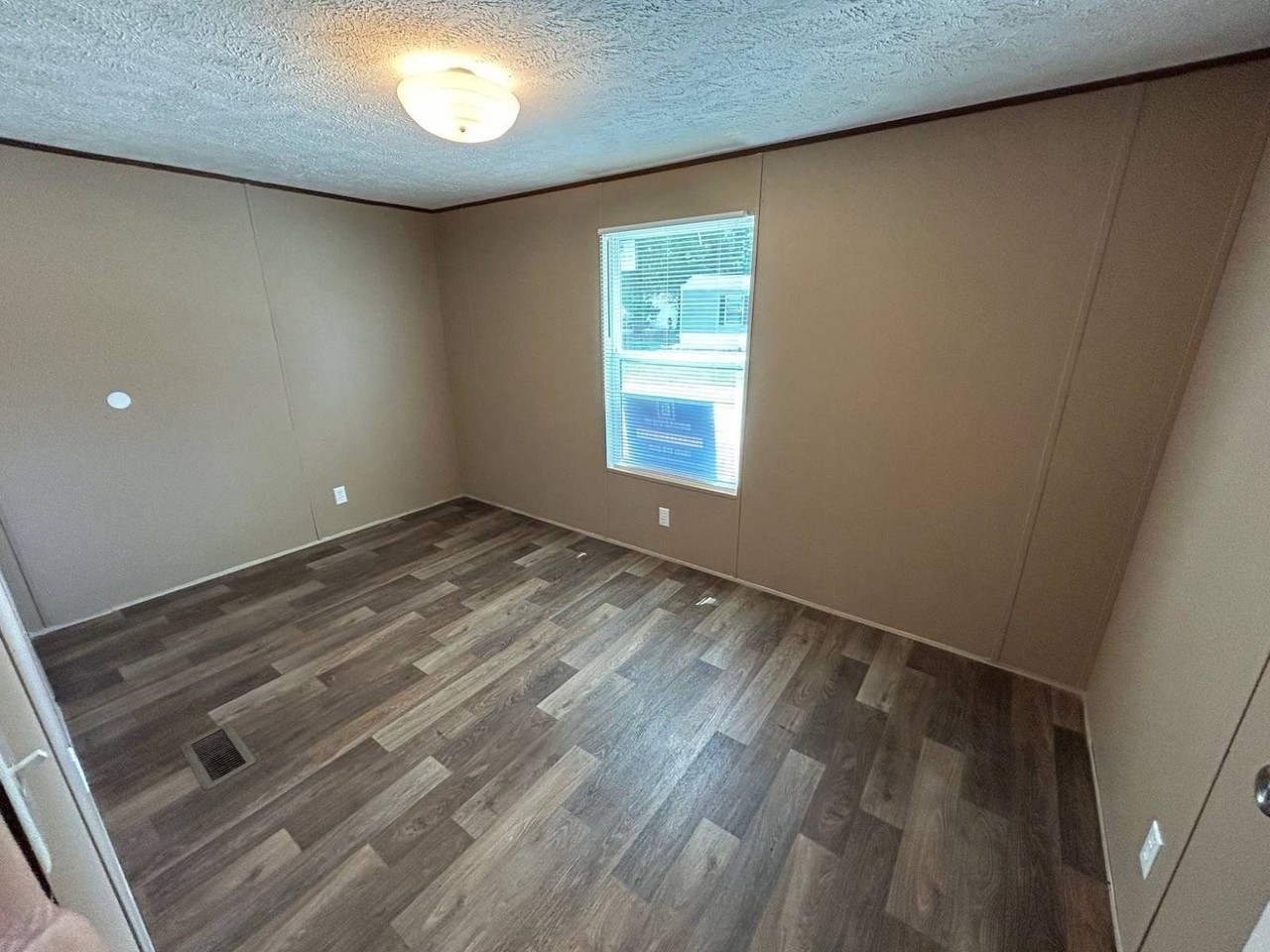 1501 Thomas Dr - Photo 5 of 9