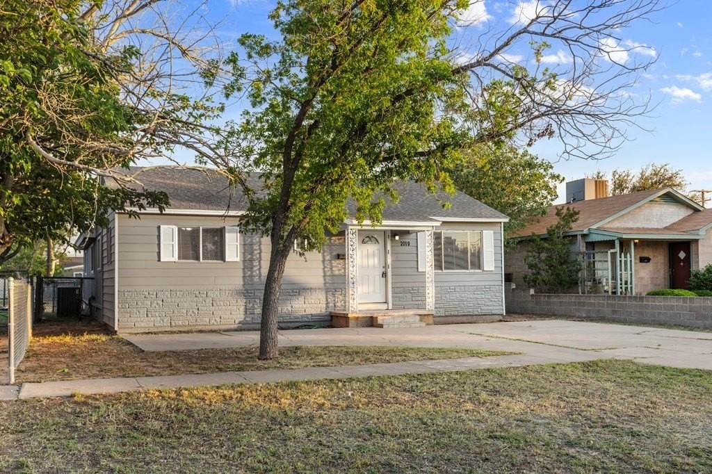2019 W 4th St - Photo 2 of 27