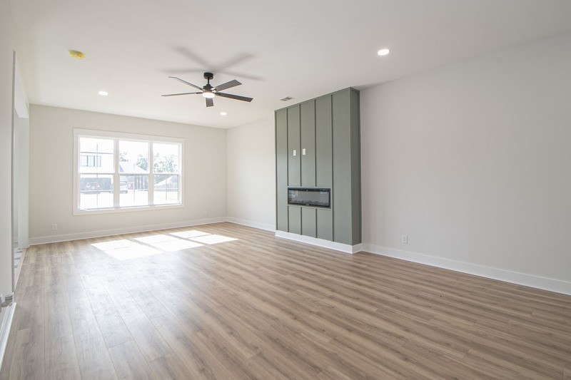 2457 Ellsworth Dr - Photo 4 of 30