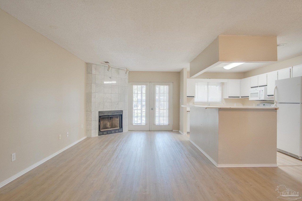 3971 Elmcrest Dr - Photo 4 of 27