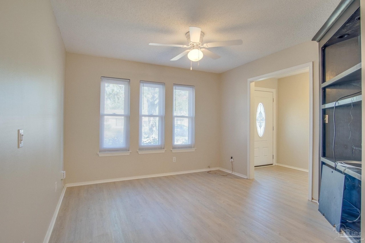 3971 Elmcrest Dr - Photo 6 of 27