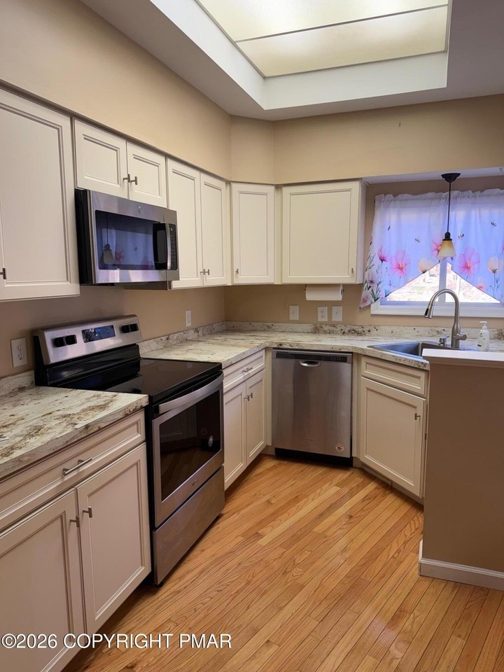 113 Huntington Dr - Photo 4 of 32