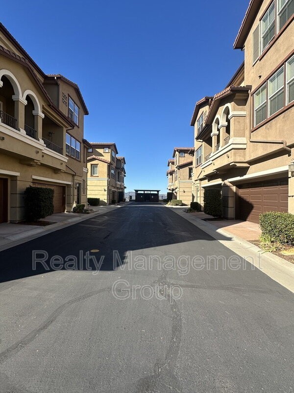 1306 Calabria St - Photo 5 of 36