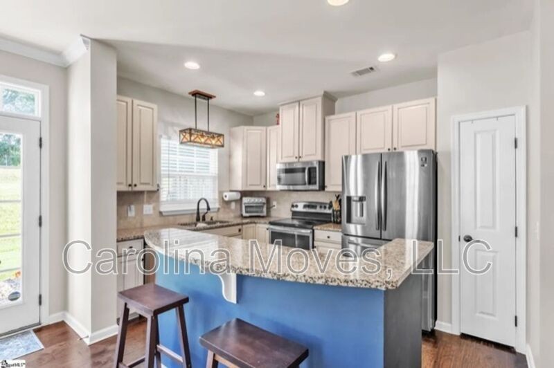 401 Christiane Way - Photo 3 of 16