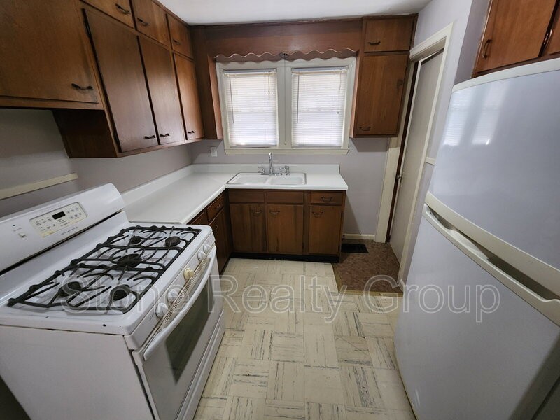 1133 S 24th St - Photo 4 of 9