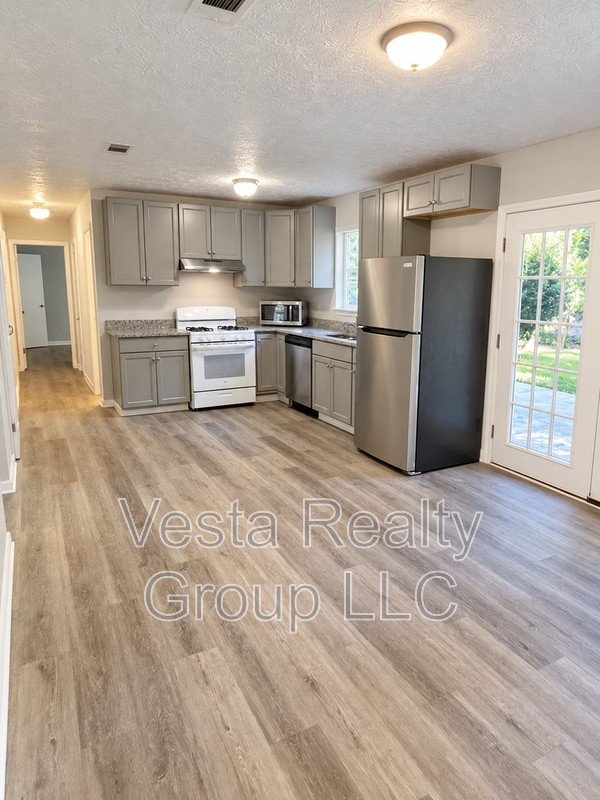 6108 Deerfield Ct - Photo 3 of 20