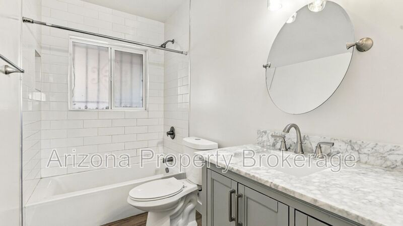 4334 N 15th Ave #B - Photo 3 of 17