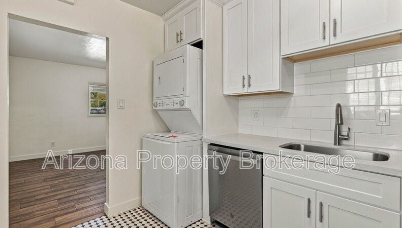 4334 N 15th Ave #B - Photo 4 of 17