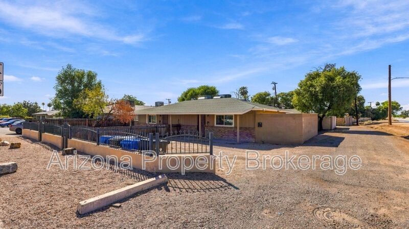 4334 N 15th Ave #B - Photo 5 of 17