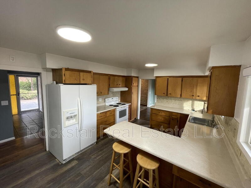 727 S Basalt St - Photo 3 of 36