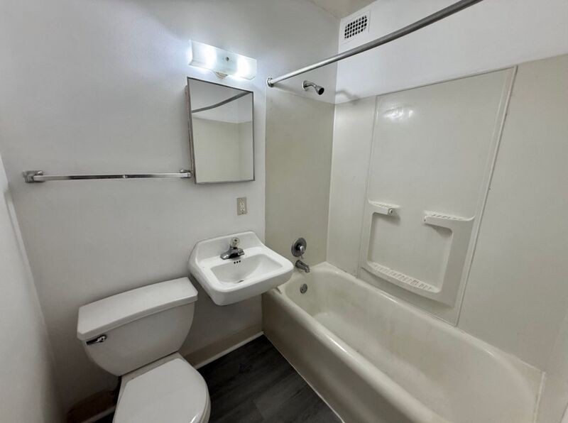 625 W Maple Ave #1B - Photo 6 of 6