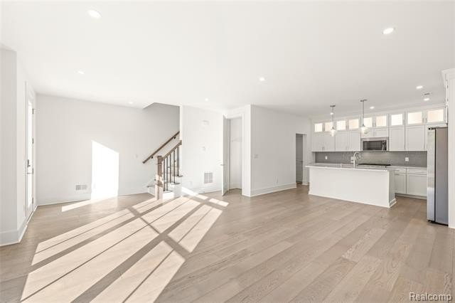 413 S Center St - Photo 4 of 35