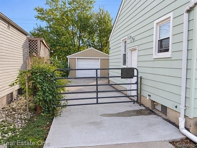 635 Mayflower Ave - Photo 3 of 22