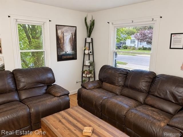 635 Mayflower Ave - Photo 5 of 22